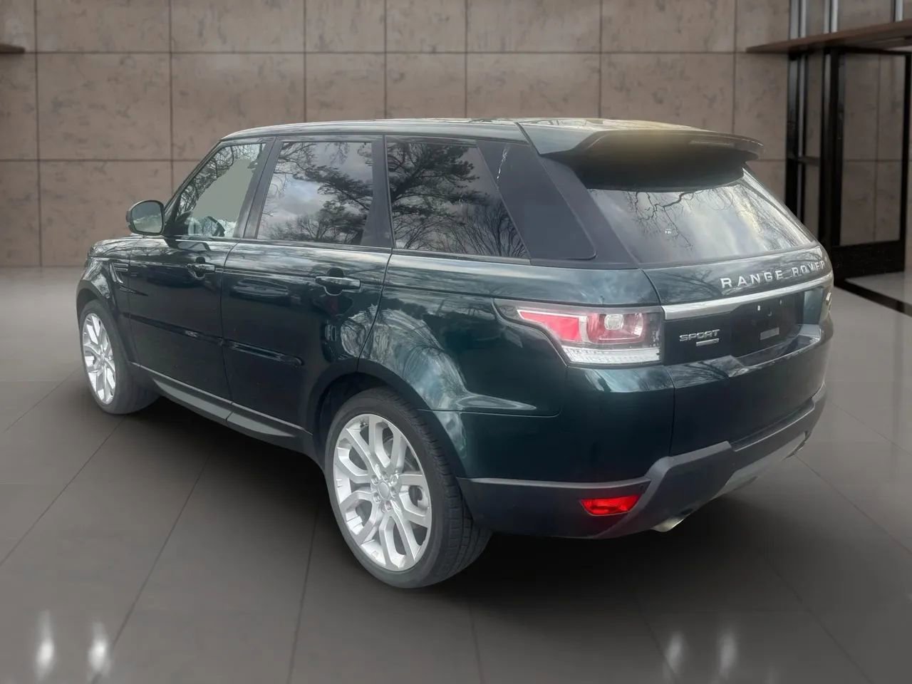 Used 2016 Land Rover Range Rover Sport SE image 4