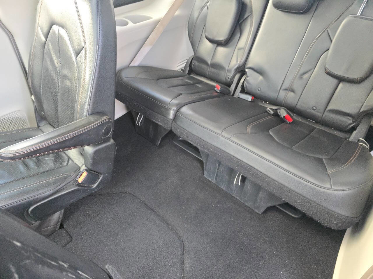 Used 2018 Chrysler Pacifica Touring-L Plus image 21