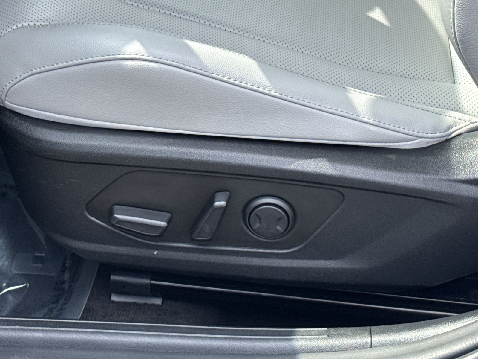 Certified 2025 Hyundai Elantra Limited FWD image 14