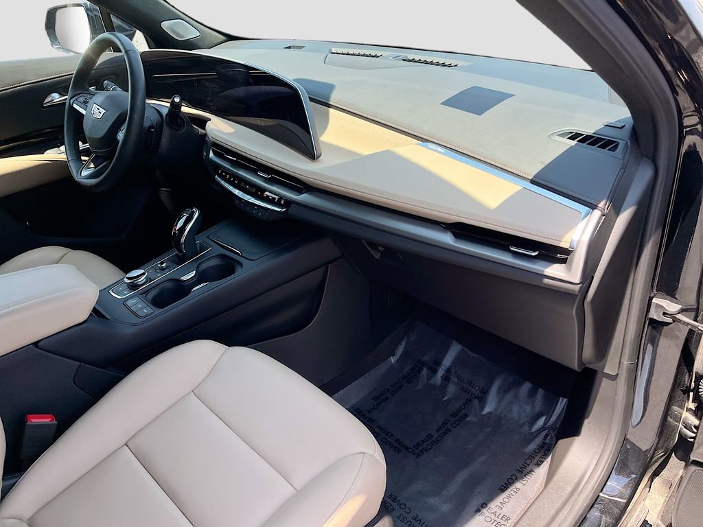 Used 2024 Cadillac XT4 Luxury w/ Cold Weather Package AWD/4WD image 29