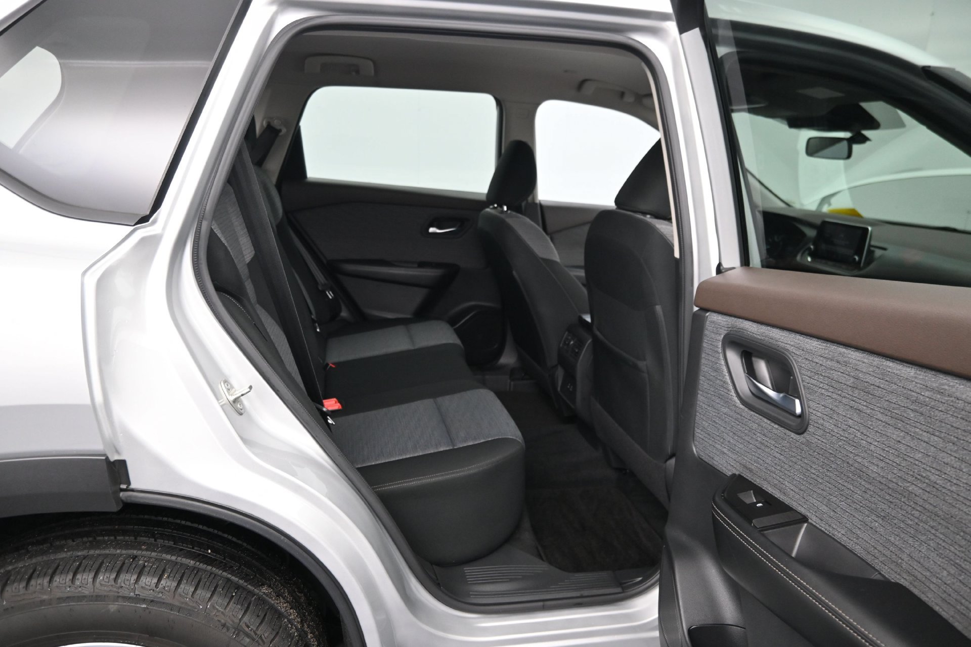 Used 2023 Nissan Rogue SV FWD image 19