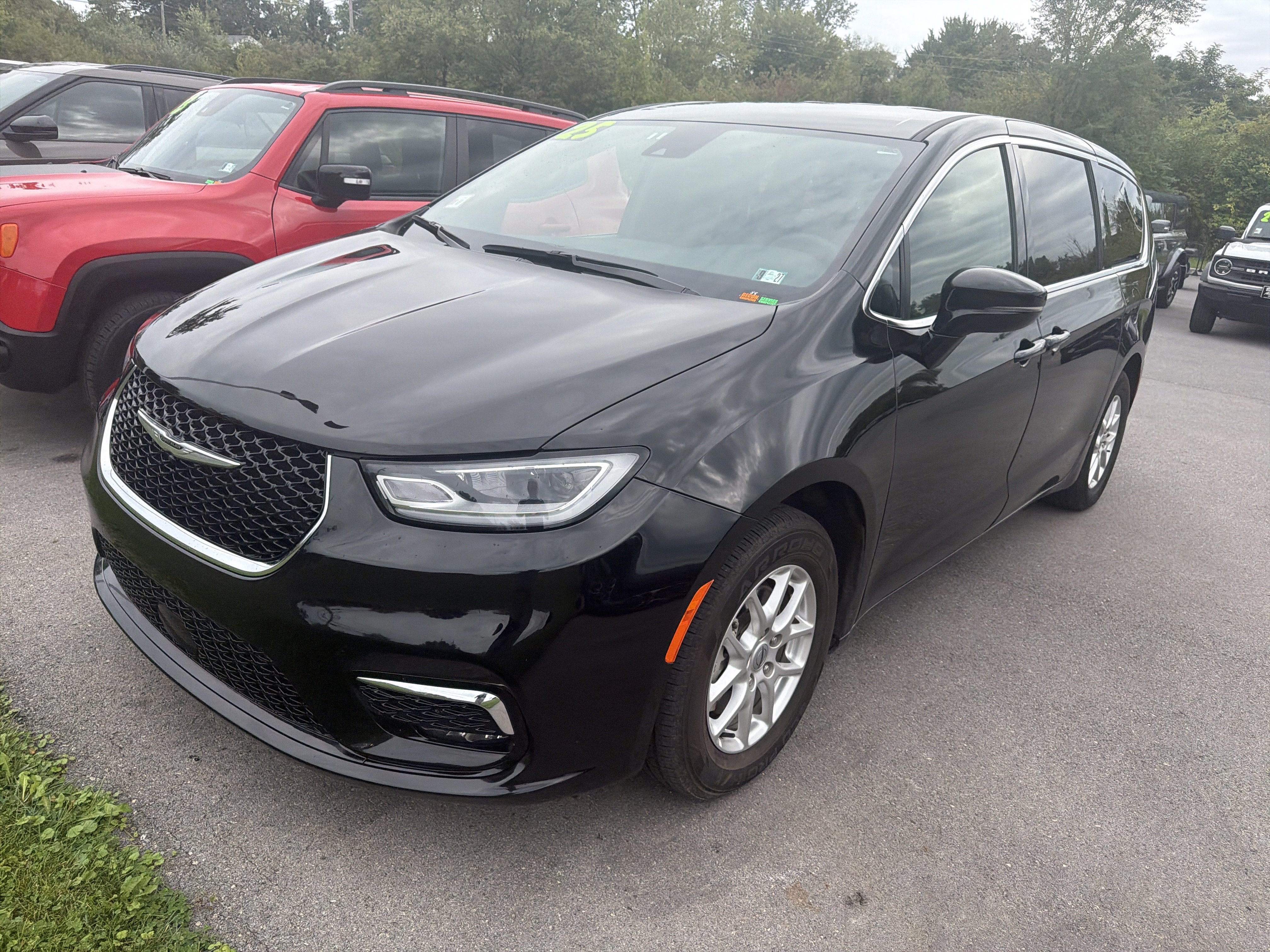 Used 2025 Chrysler Pacifica Select FWD image 2