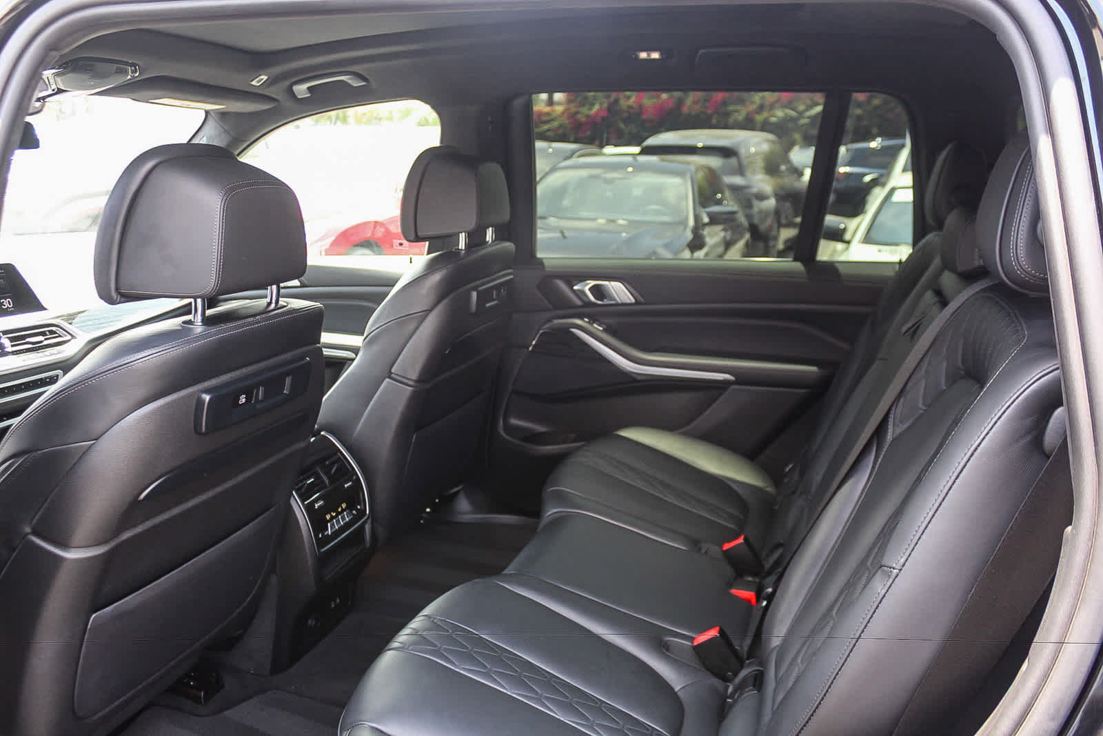 Used 2022 BMW X7 xDrive40i w/ M Sport Package AWD/4WD image 17