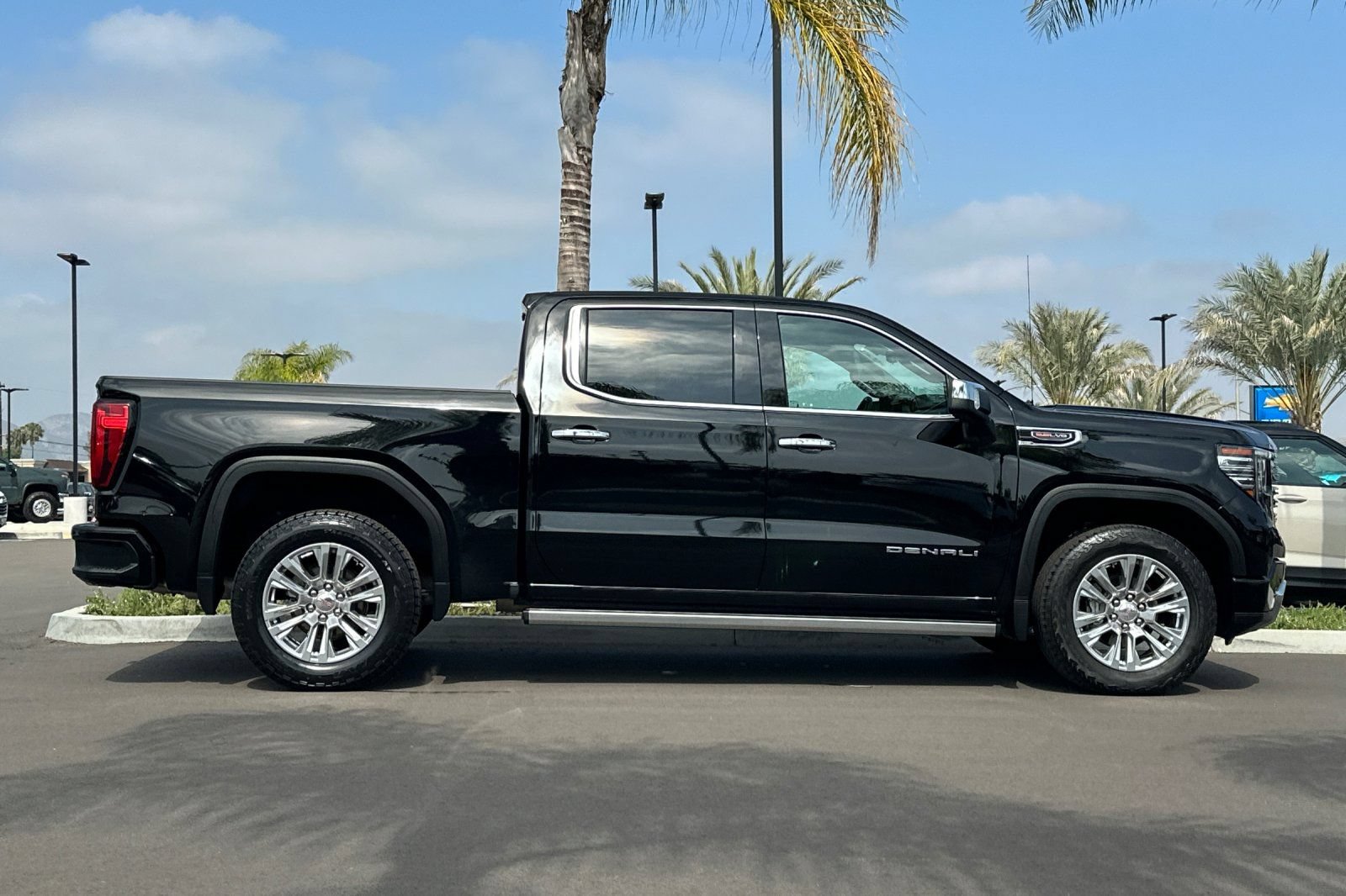 Used 2022 GMC Sierra 1500 Denali w/ Technology Package AWD/4WD image 3