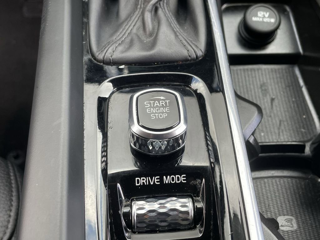 Used 2021 Volvo XC60 T5 Momentum w/ Premium Package image 17