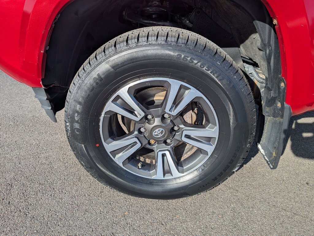 Used 2017 Toyota Tacoma TRD Sport w/ Tow Package (A/T) image 11