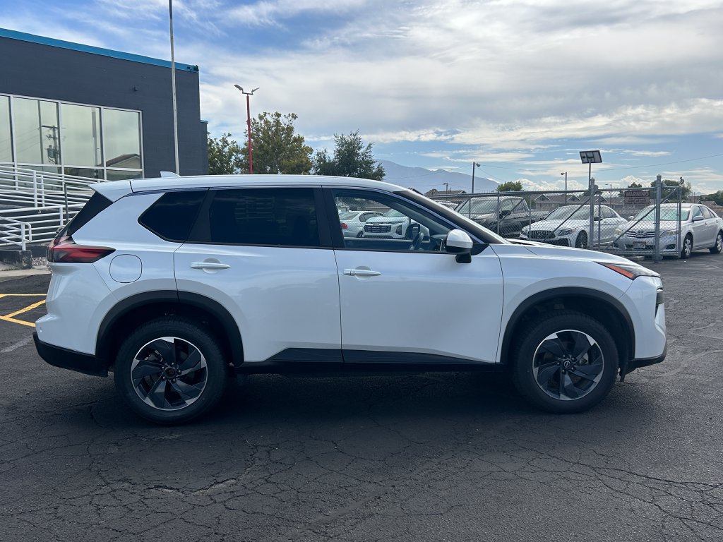 Used 2025 Nissan Rogue SV AWD/4WD image 2