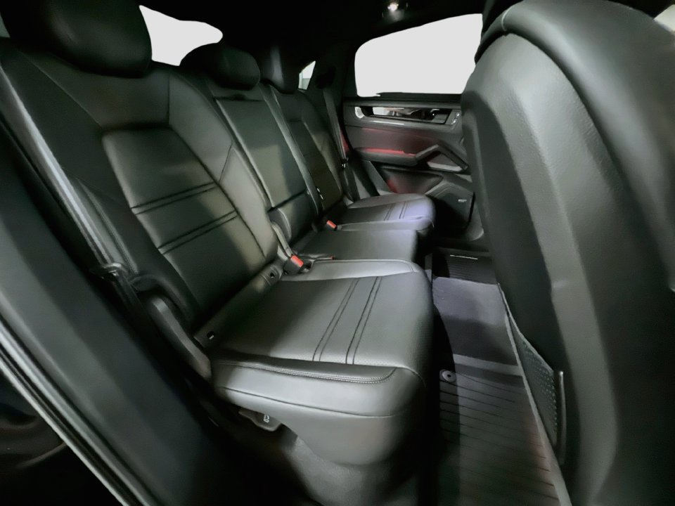 Certified 2025 Porsche Cayenne GTS AWD/4WD image 29