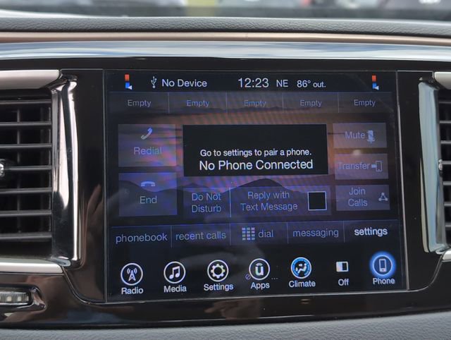 Used 2017 Chrysler Pacifica Touring w/ Tire & Wheel Group FWD image 18