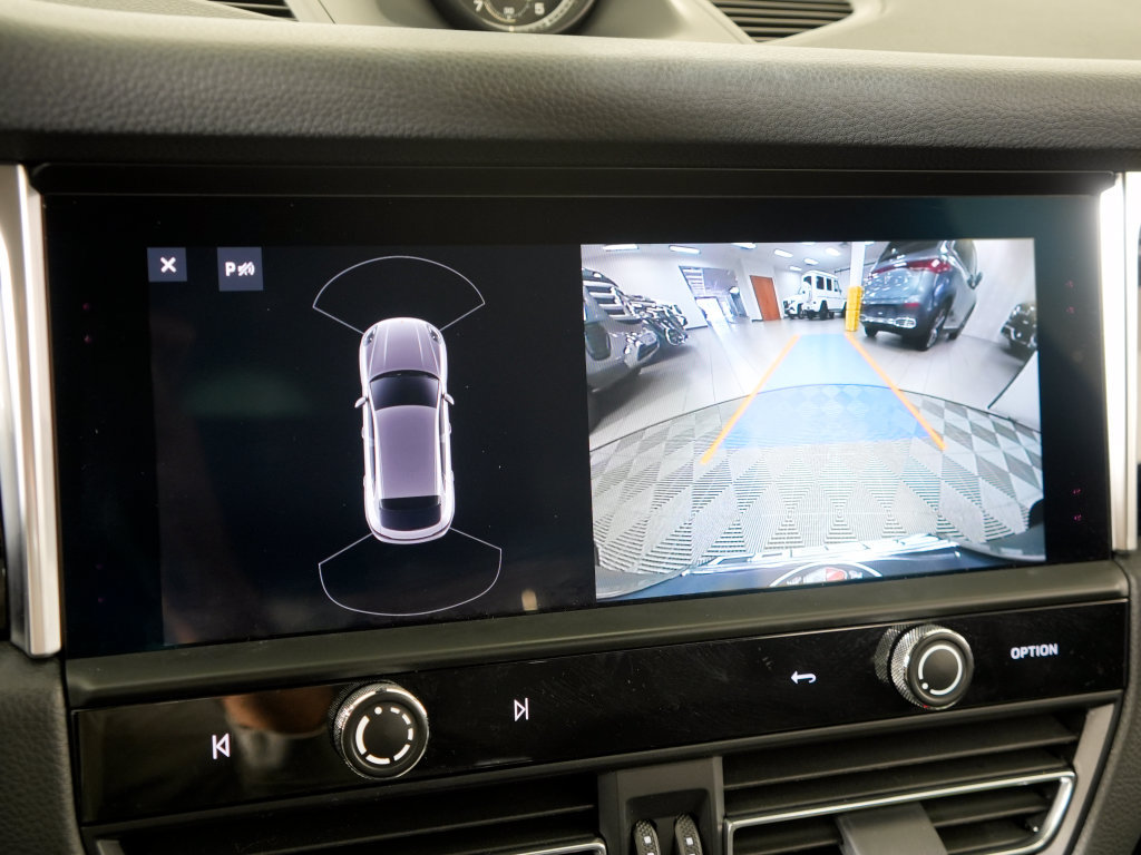 Certified 2023 Porsche Macan Turbo AWD/4WD image 31
