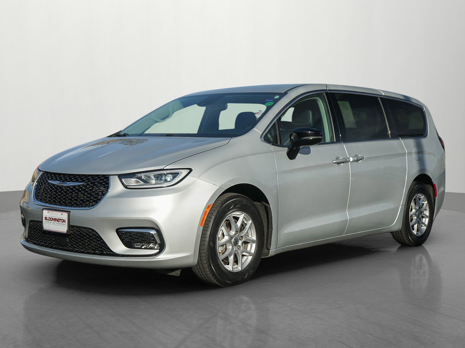 Used 2024 Chrysler Pacifica Touring-L image 3