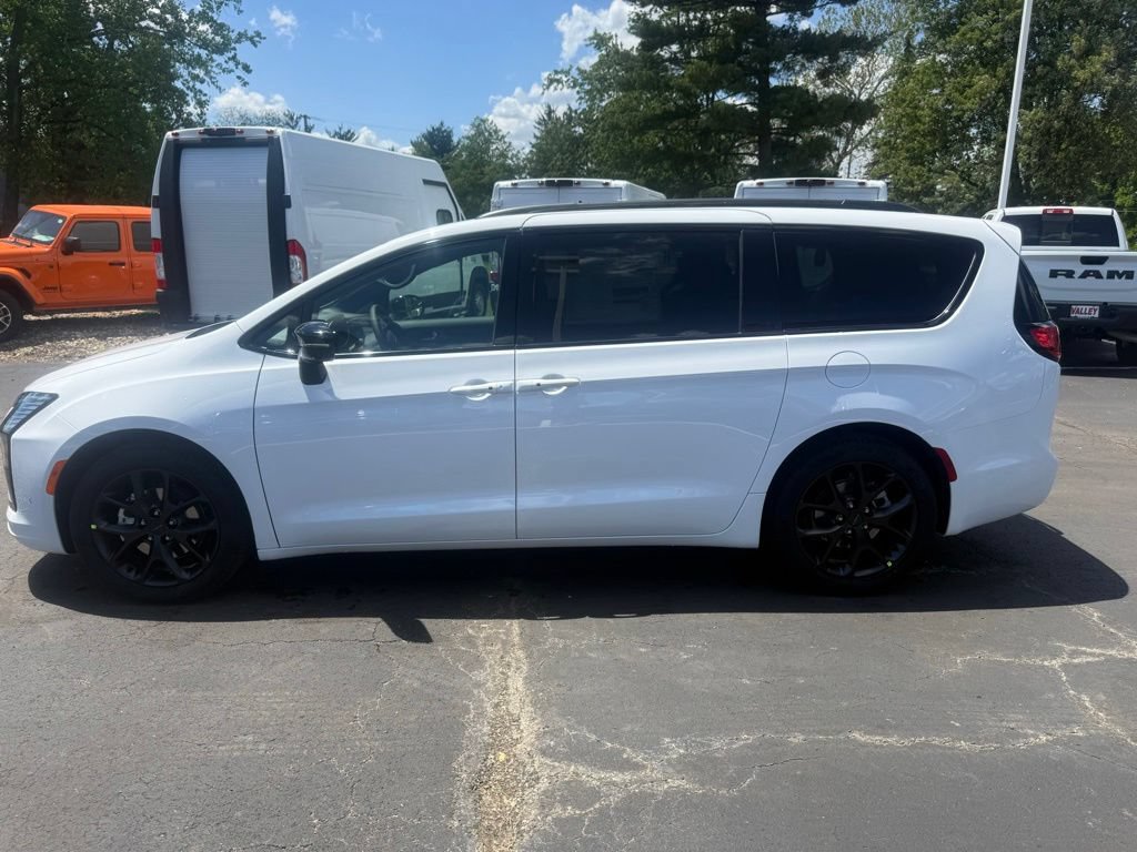 New 2027 Chrysler Pacifica Limited w/ Family Tech Group FWD image 7
