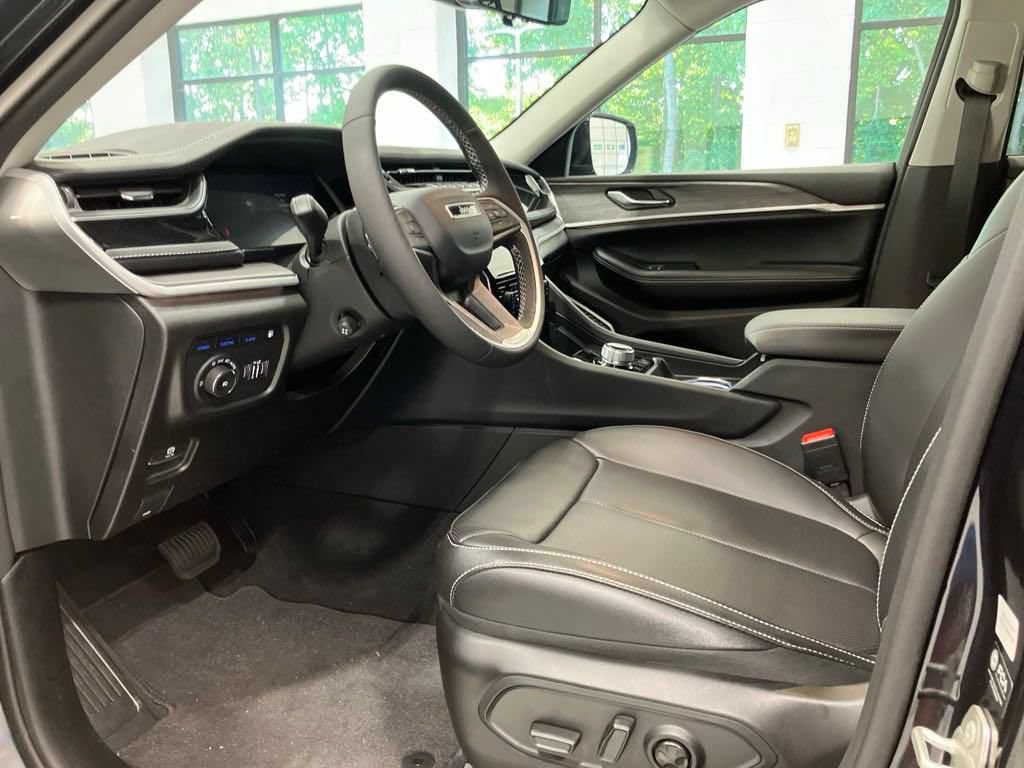 New 2024 Jeep Grand Cherokee Limited 4xe w/ Luxury Tech Group II AWD/4WD image 15