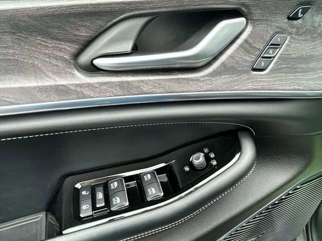 Used 2022 Jeep Grand Cherokee L Overland w/ Advanced Protech Group III image 24