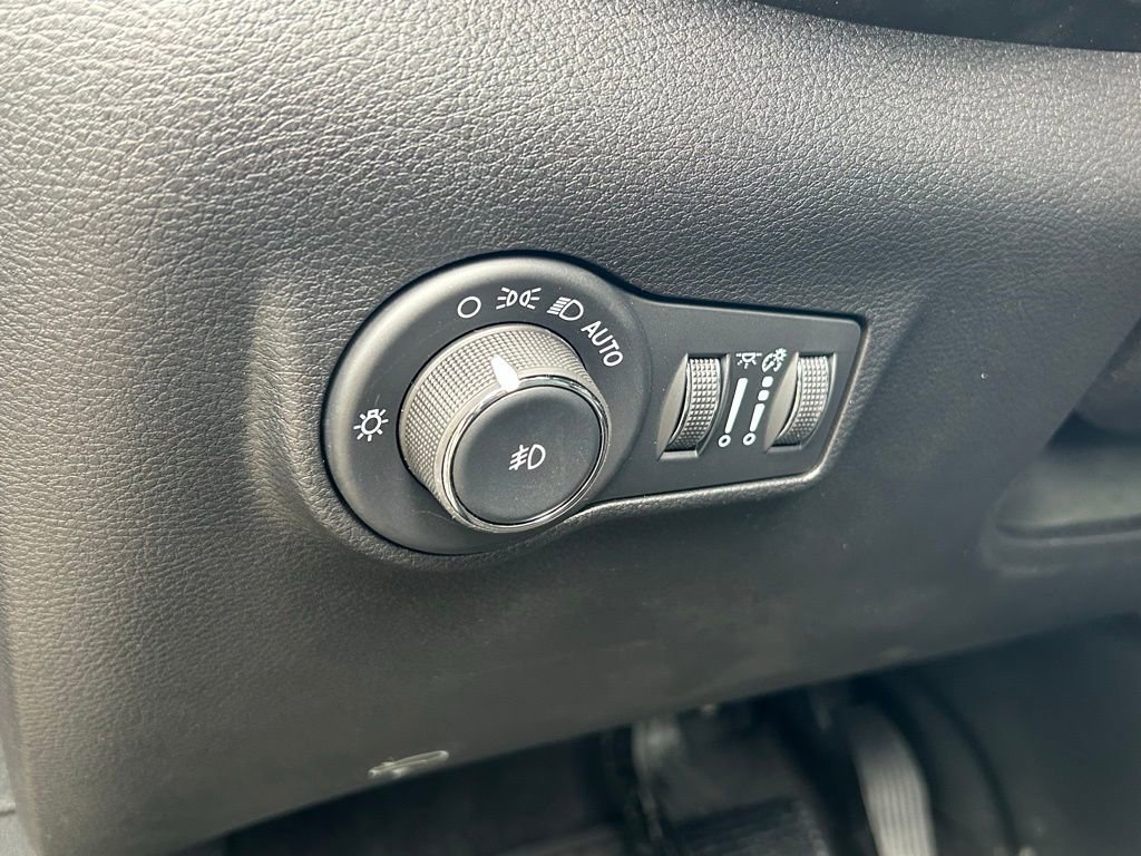 New 2025 Jeep Compass Latitude w/ Sun & Sound Group AWD/4WD image 44