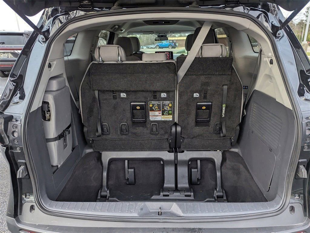 Used 2024 Toyota Sienna LE image 17