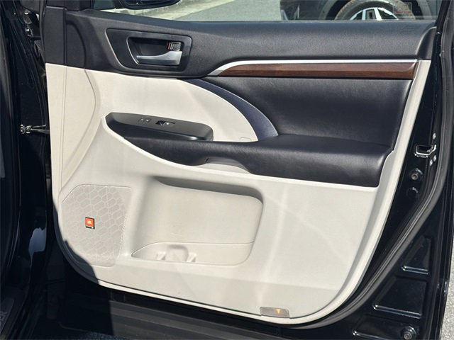 Used 2016 Toyota Highlander Limited image 14