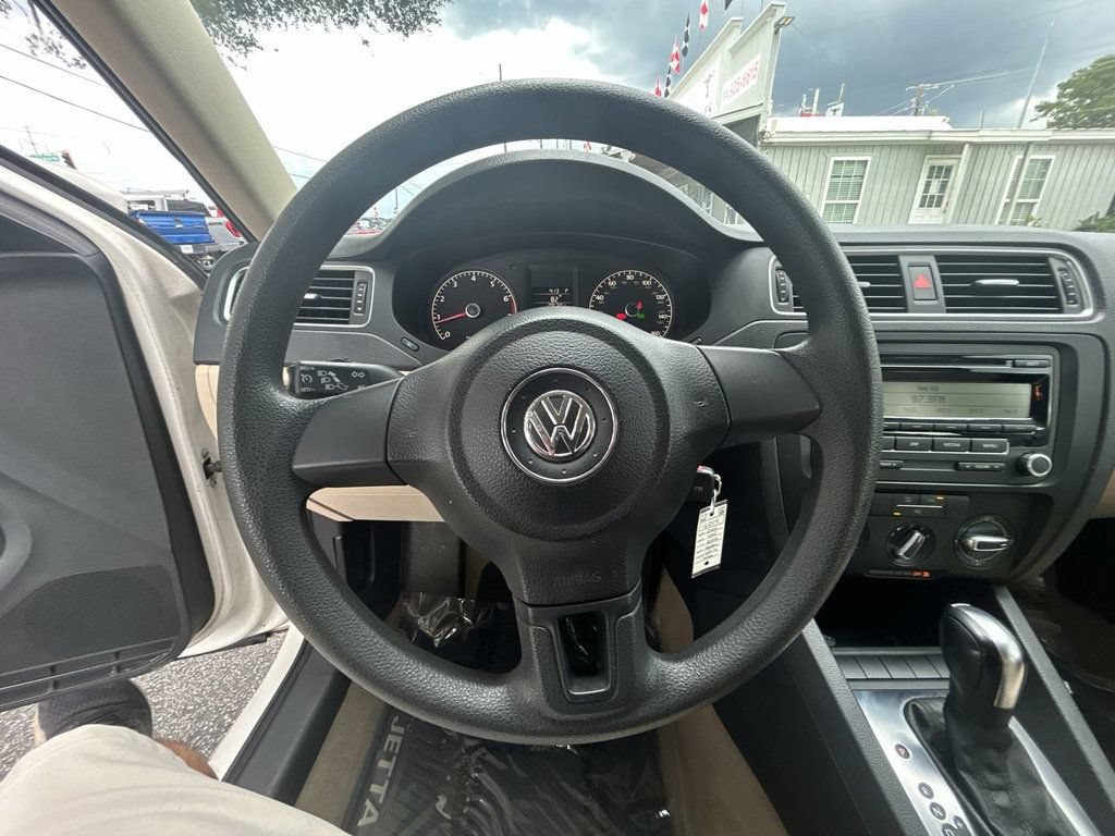 Used 2011 Volkswagen Jetta SE FWD image 15