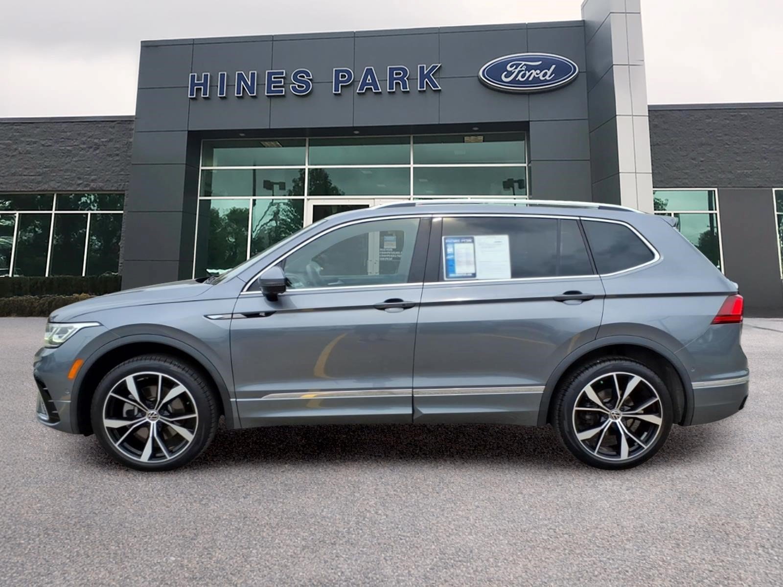 Used 2022 Volkswagen Tiguan SEL R-Line AWD/4WD image 4