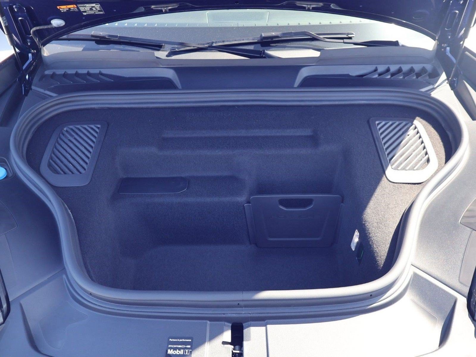Certified 2025 Porsche Macan Electric RWD image 26