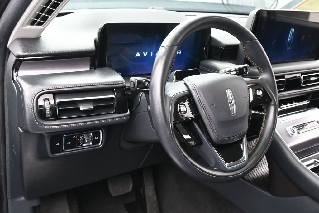 Used 2025 Lincoln Aviator 2WD image 14