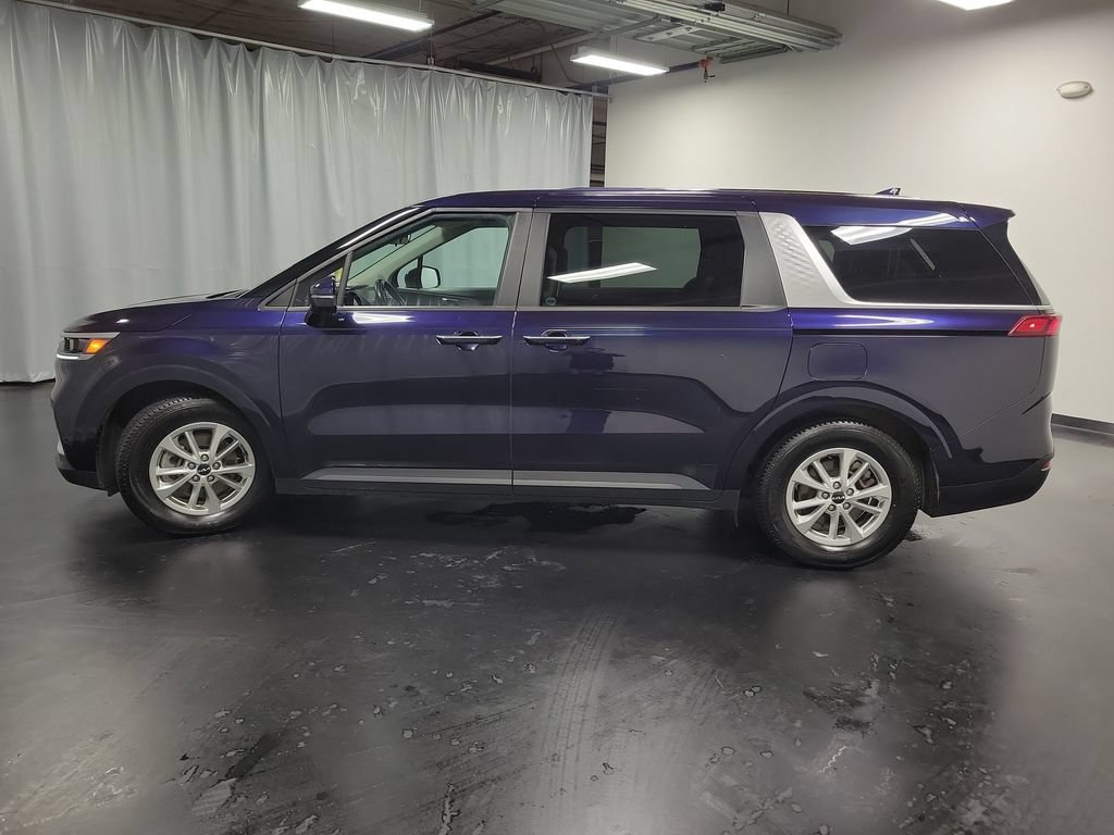 Used 2023 Kia Carnival LX FWD image 5