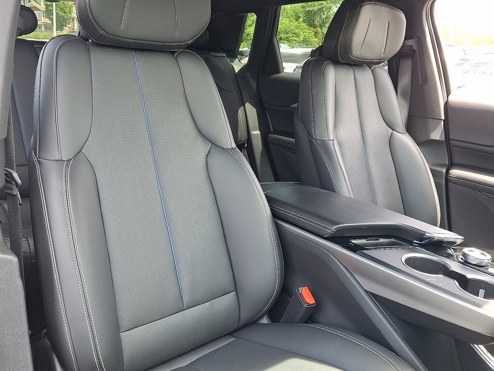 Used 2024 Cadillac Lyriq Luxury AWD/4WD image 19
