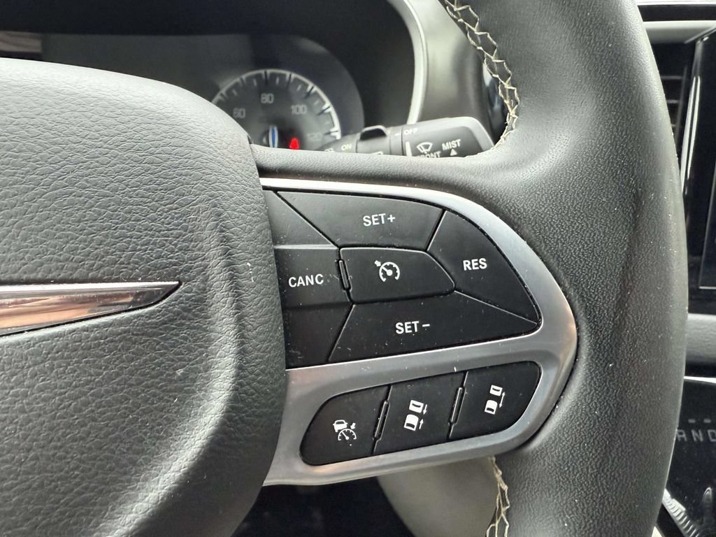 Used 2023 Chrysler Pacifica Touring-L FWD image 23