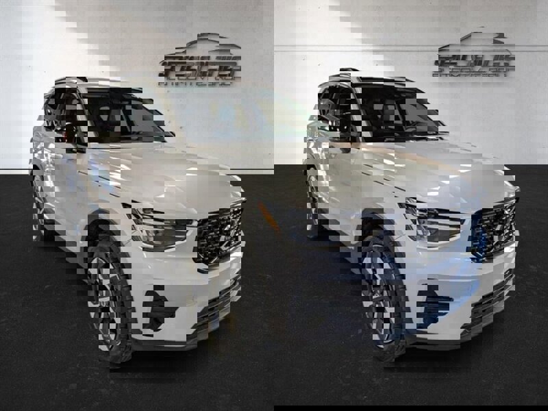 Used 2024 Volvo XC40 B5 Core image 1