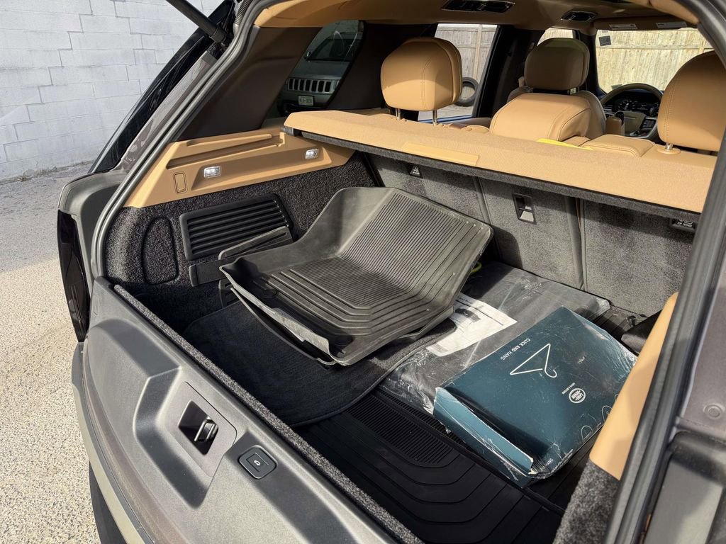 Used 2025 Land Rover Range Rover SE image 18