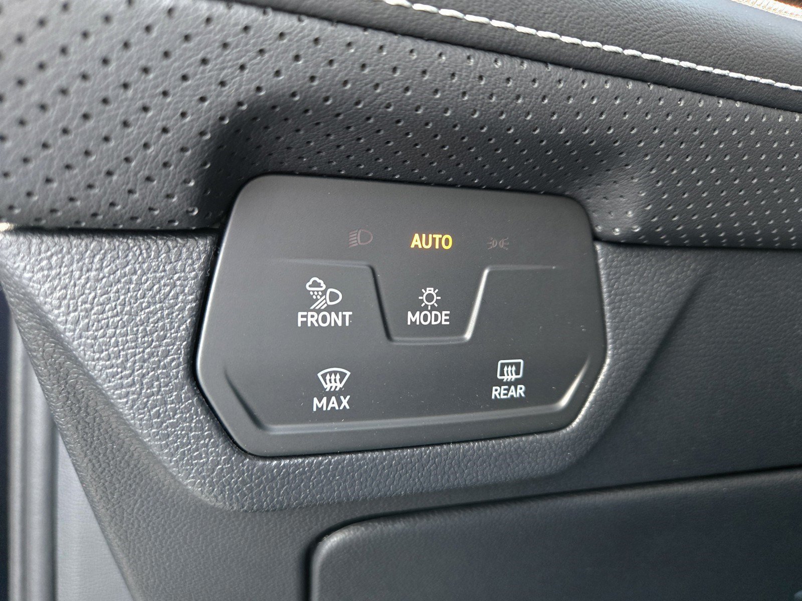 Used 2025 Volkswagen Atlas SEL AWD/4WD image 17