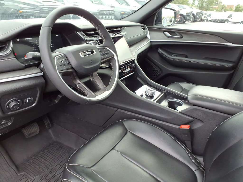 Used 2025 Jeep Grand Cherokee Limited w/ Black Appearance Package AWD/4WD image 11