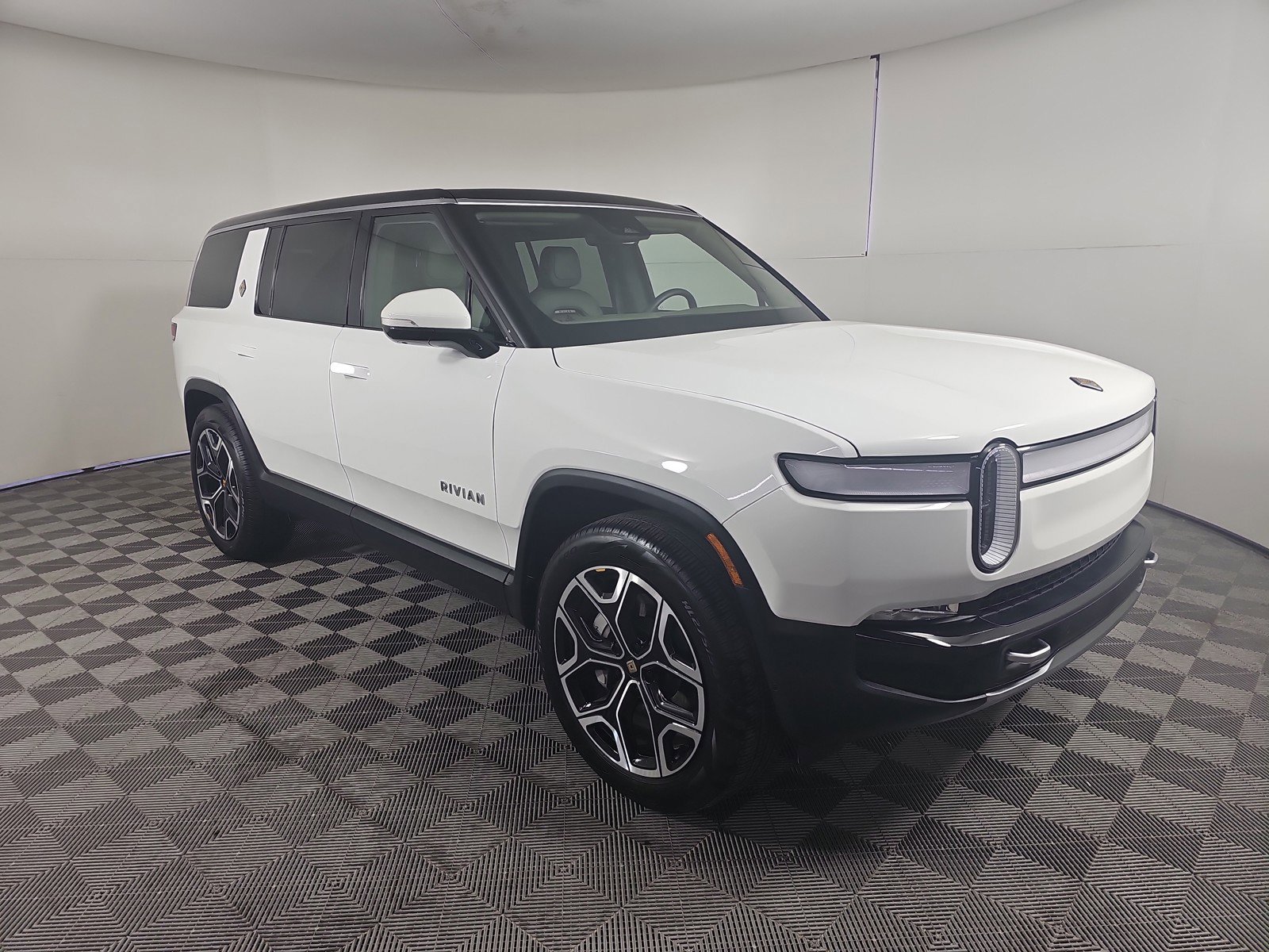 Used 2024 Rivian R1S Adventure image 7