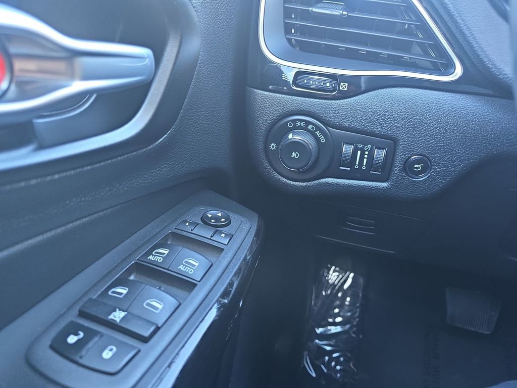 Used 2023 Jeep Cherokee Altitude Lux image 24