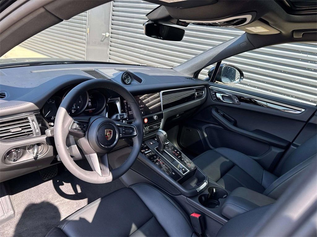 Used 2025 Porsche Macan AWD/4WD image 4