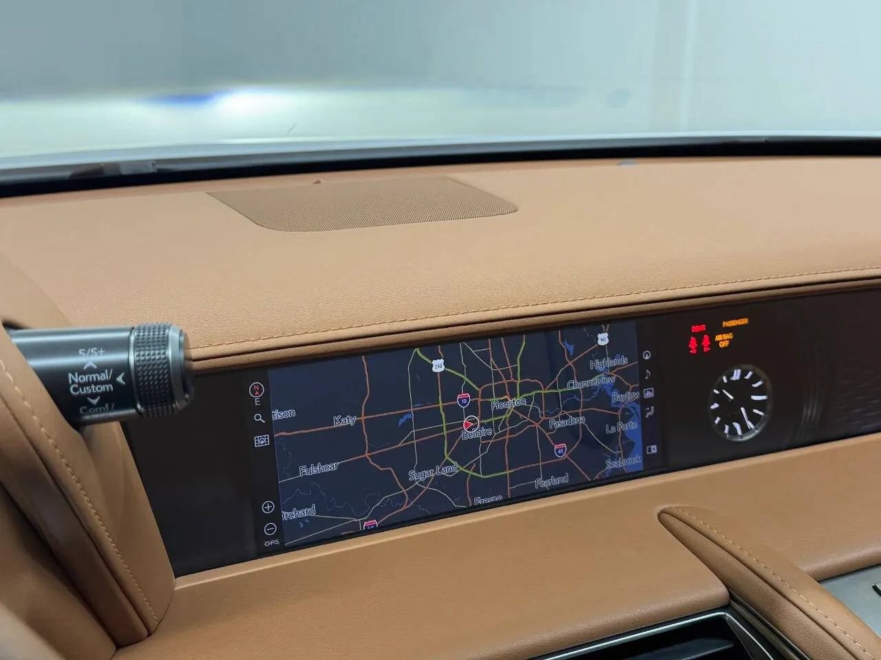 Used 2023 Lexus LC 500h w/ Dynamic Handling Package RWD image 23