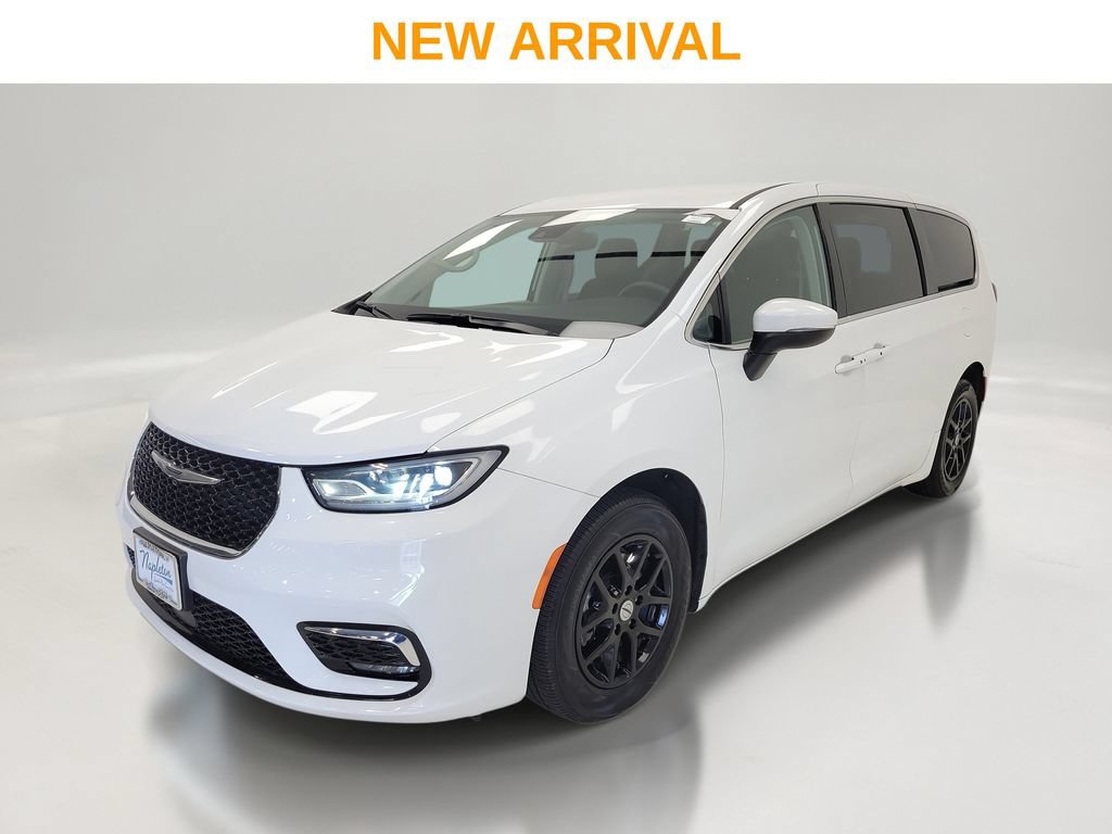 Used 2023 Chrysler Pacifica Touring-L FWD image 1