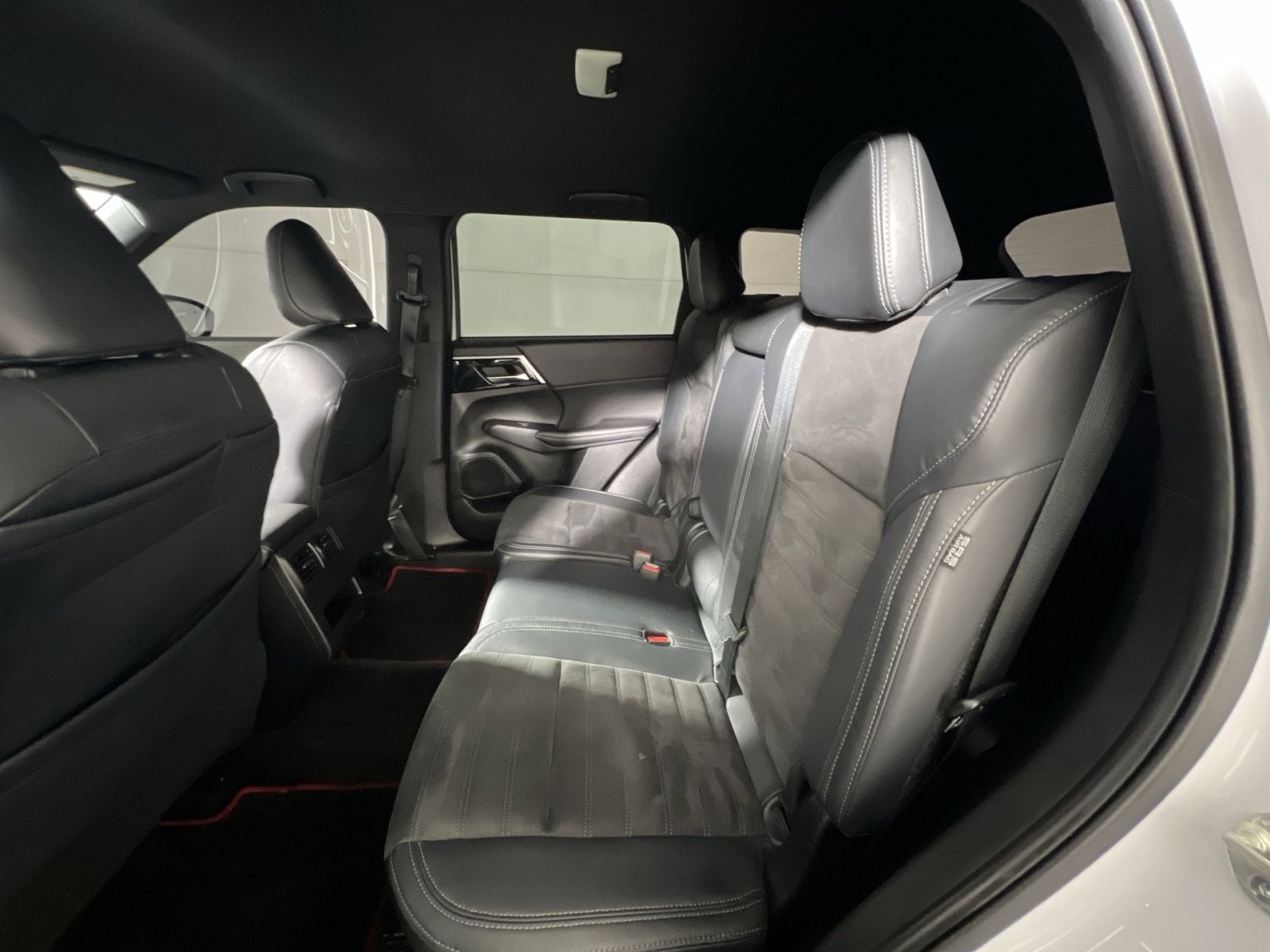 Used 2023 Mitsubishi Outlander SE Black Edition image 18