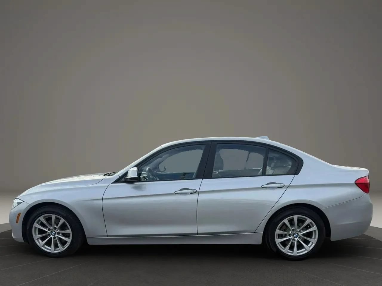 Used 2018 BMW 320i xDrive Sedan w/ Convenience Package AWD/4WD image 8
