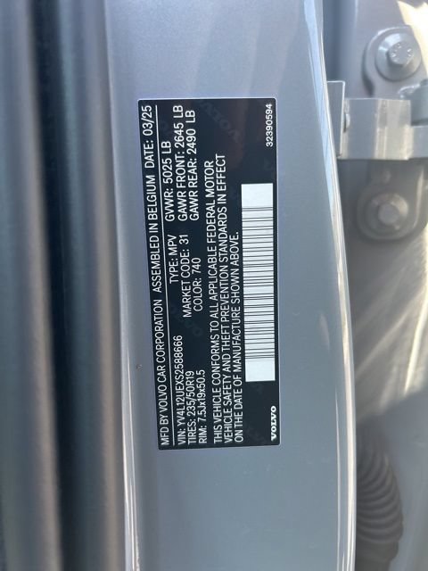 Certified 2025 Volvo XC40 B5 Plus AWD/4WD image 27