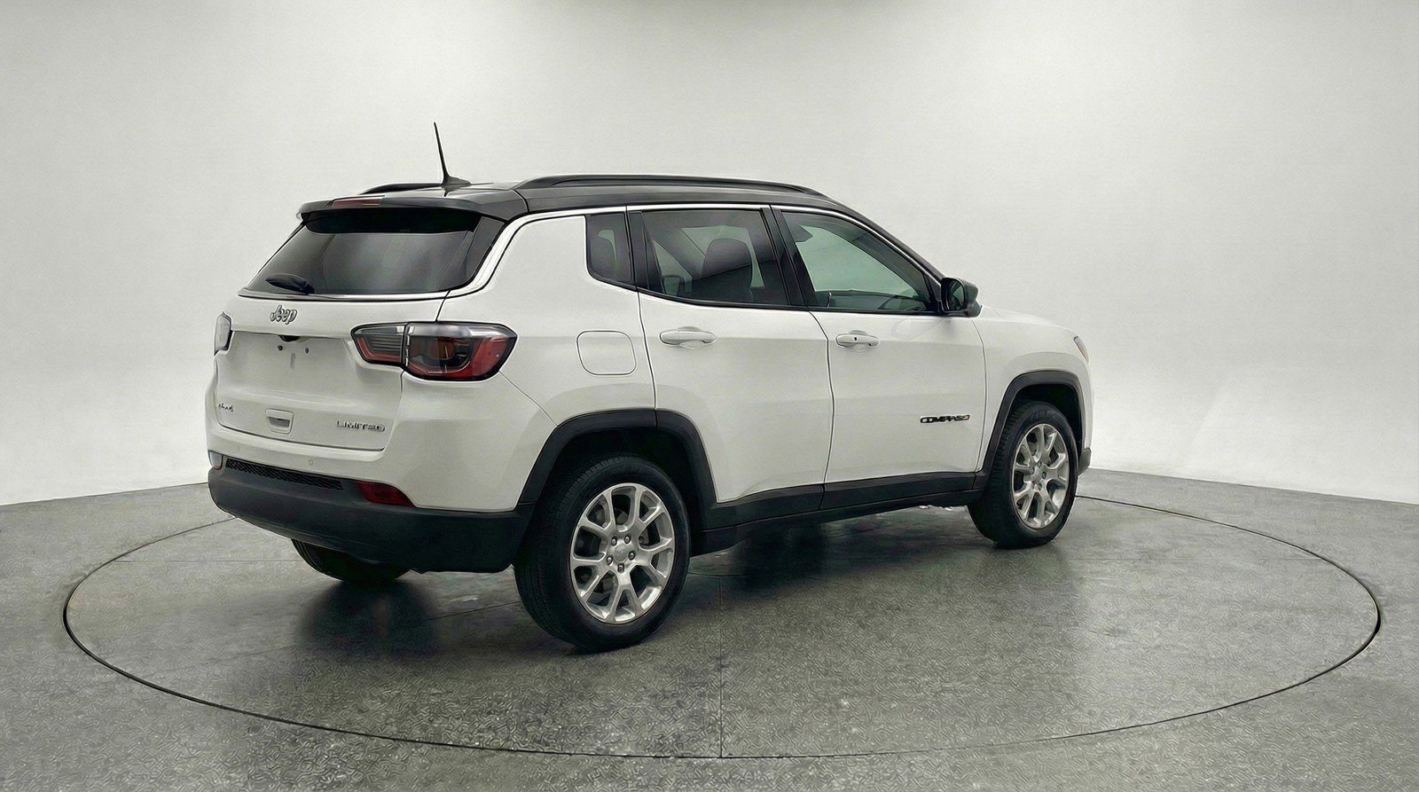 Used 2025 Jeep Compass Limited image 9