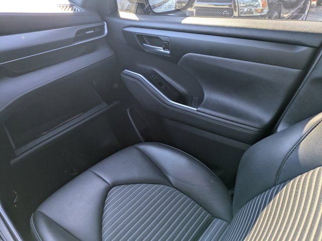 Used 2023 Toyota Highlander XSE image 15