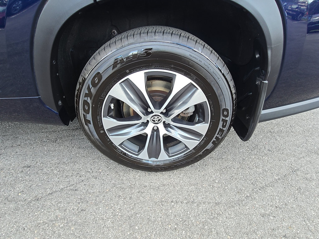 Certified 2021 Toyota Highlander XLE AWD/4WD image 9