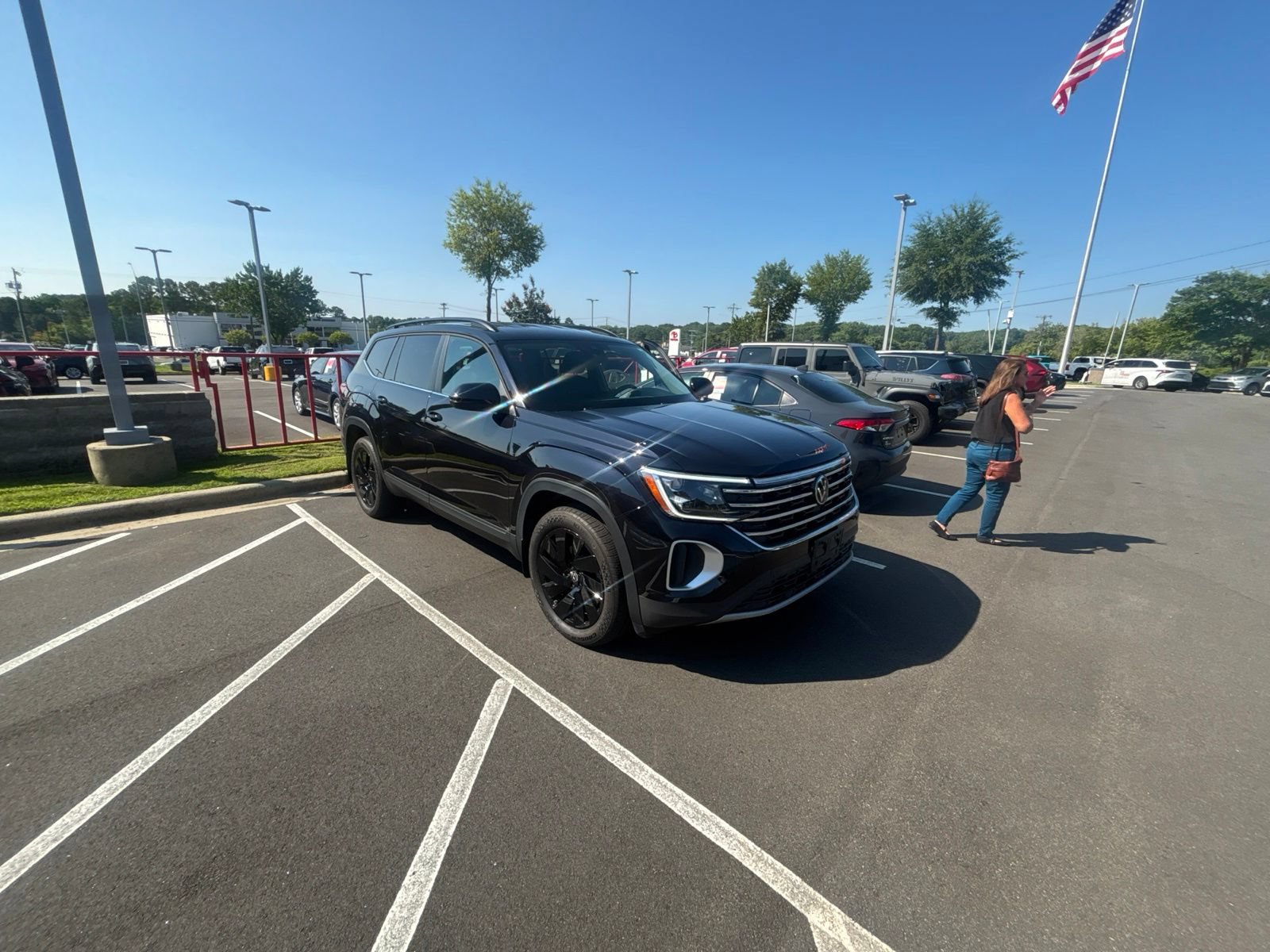 Used 2024 Volkswagen Atlas SE AWD/4WD image 6