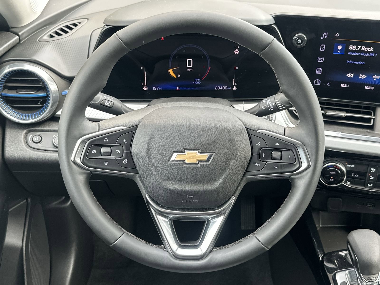 Used 2025 Chevrolet Trax LT w/ LT Convenience Package image 19