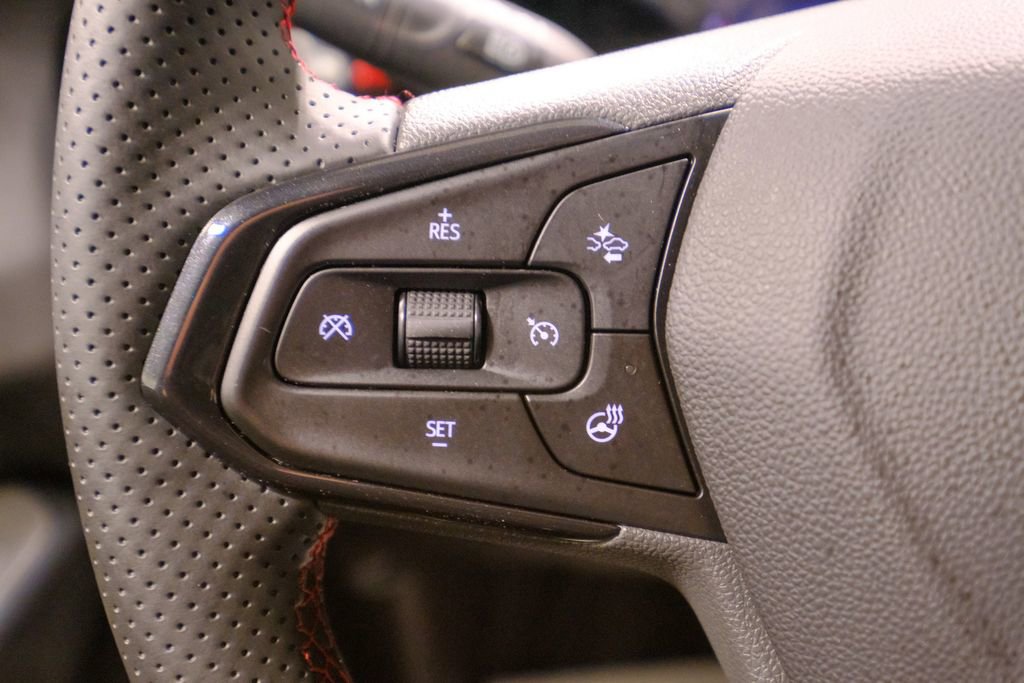 Used 2024 Chevrolet Trax RS w/ Sunroof Package image 35