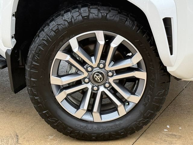 Used 2025 Toyota 4Runner Limited AWD/4WD image 2