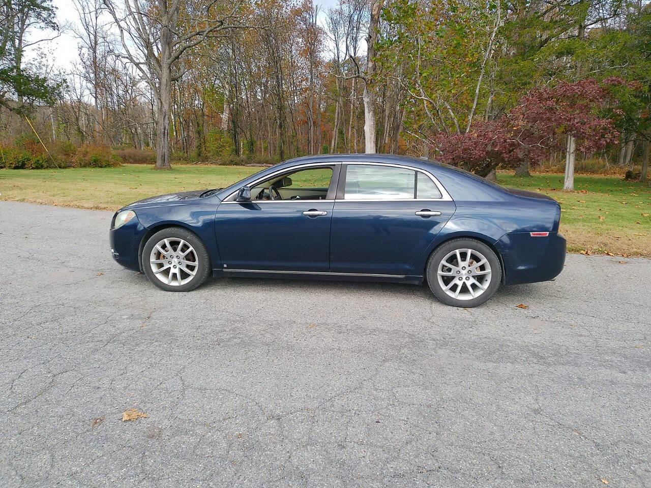 Used 2009 Chevrolet Malibu LTZ w/ Rear Power Package image 2