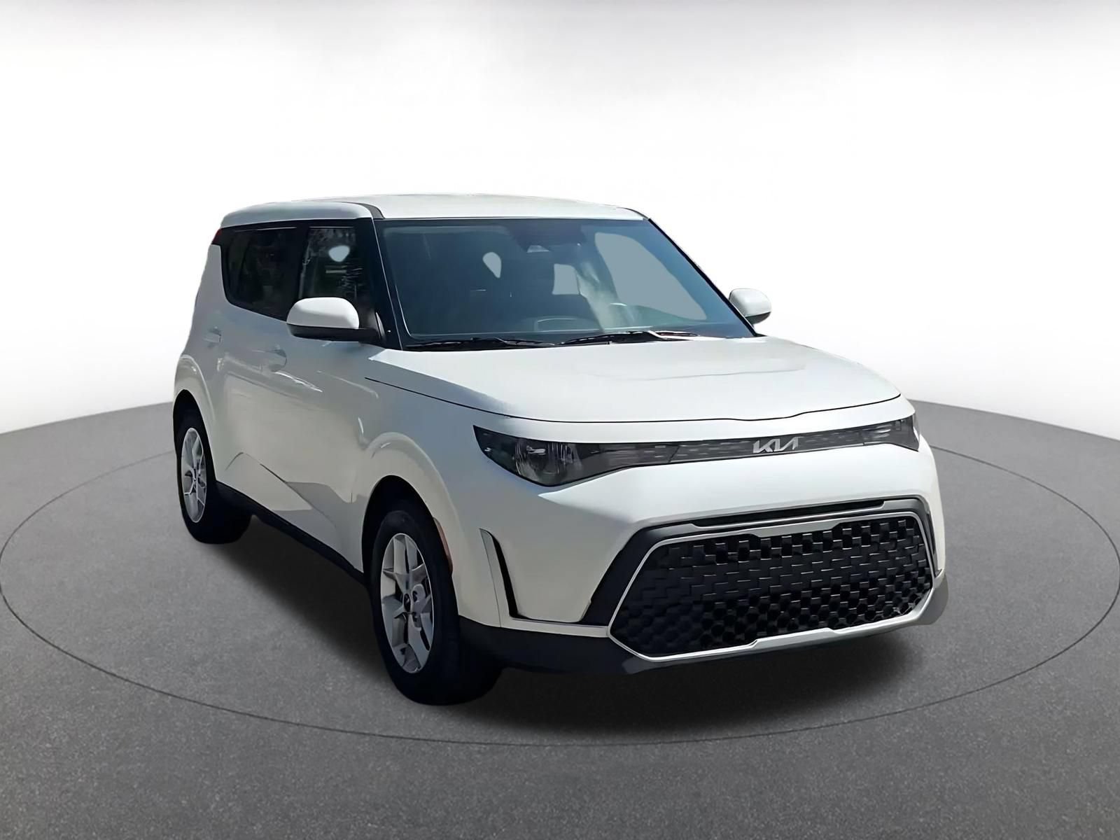Used 2025 Kia Soul LX w/ LX Technology Package FWD image 3