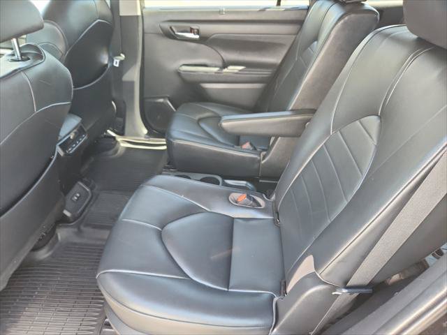Certified 2020 Toyota Highlander XLE AWD/4WD image 17
